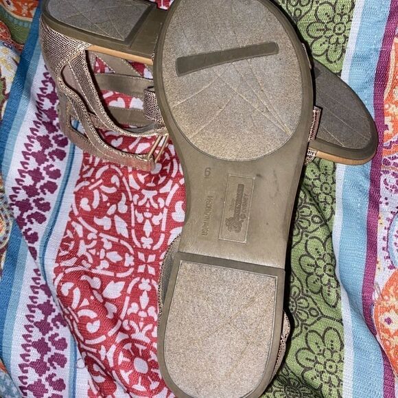 New disney descendants gold gladiator sandals Sz 9 - Picture 5 of 6